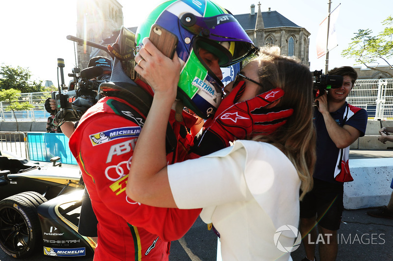 Lucas di Grassi, ABT Schaeffler Audi Sport, recibe un beso después de ganar la carrera