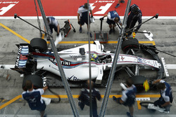 Felipe Massa, Williams FW40, practices a pitstop