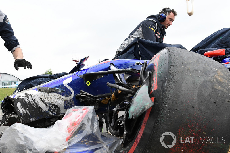 The crashed car of Carlos Sainz Jr., Scuderia Toro Rosso STR12 is recovered after FP1
