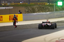Daniel Ricciardo, Red Bull Racing RB14 Tag Heuer, yarış dışı kalıyor