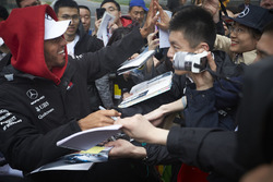 Lewis Hamilton, Mercedes AMG F1, imza dağıtıyor