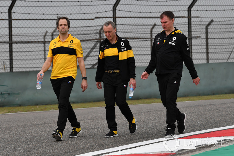 Ciaron Pilbeam, Renault Sport F1 Team, Bob Bell, Renault Sport F1 Team and Alan Permane, Renault Sport F1 Team Race Engineer walk the track