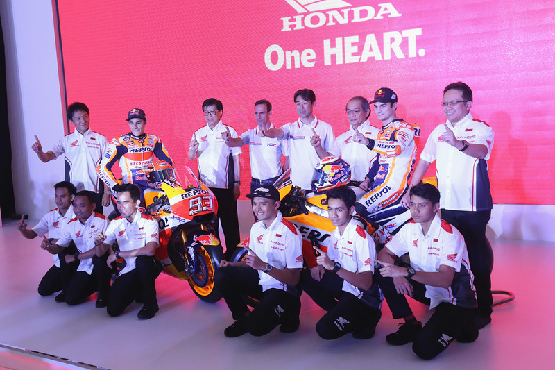 Marc Marquez, Repsol Honda Team, Dani Pedrosa, Repsol Honda Team con dei membri di Astra Honda