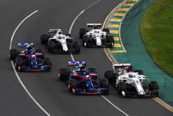 Marcus Ericsson, Sauber C37 ve Brendon Hartley, Scuderia Toro Rosso STR13