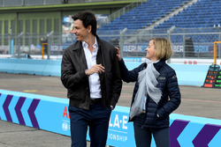Toto Wolff, Direttore Esecutivo, Mercedes AMG. con Susie Wolff, fondatrice di Dare to be Different