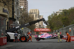 Разбитый автомобиль Sahara Force India F1 VJM11 Эстебана Окона