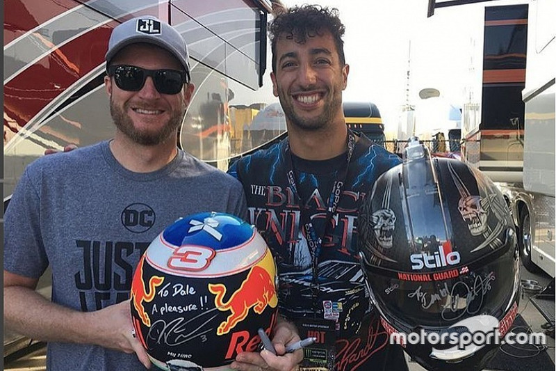 Daniel Ricciardo dan Dale Earnhardt Jr. saat bertukar helm