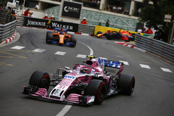 Эстебан Окон, Sahara Force India F1 VJM11, и Фернандо Алонсо, McLaren MCL33