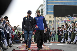 Max Verstappen, Red Bull Racing ve Brendon Hartley, Scuderia Toro Rosso pilotlar geçit töreninde
