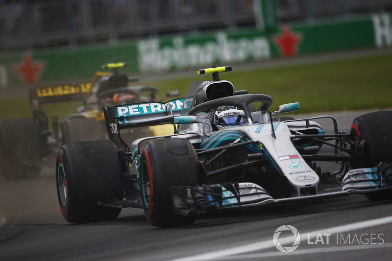 Valtteri Bottas, Mercedes AMG F1 W09, esce dalla pista nel doppiare Carlos Sainz Jr., Renault Sport R.S. 18