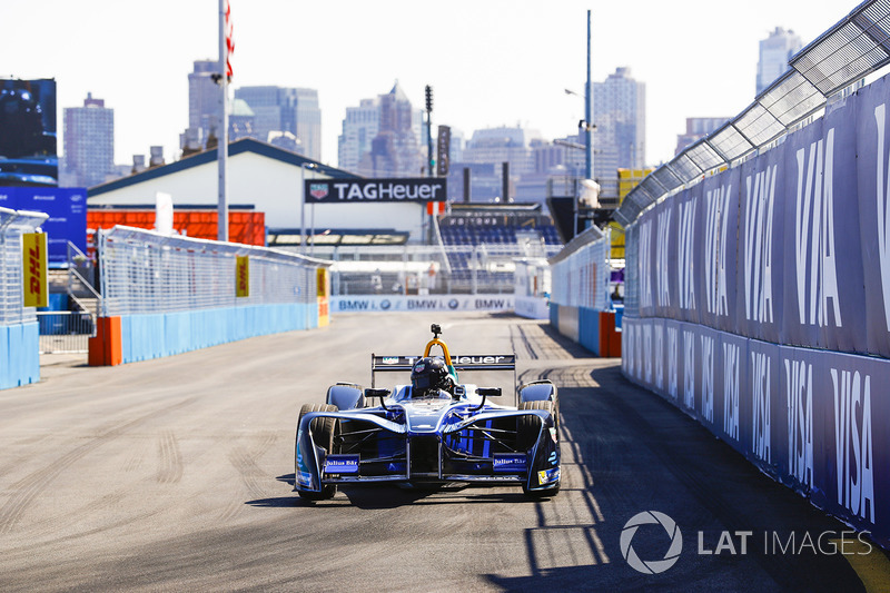 Chris Hemsworth guida una vettura di Formula E