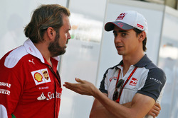 Esteban Gutierrez, Haas F1 Team met Gino Rosato, Ferrari