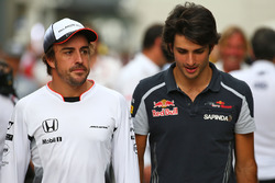 Soldan sağa: Fernando Alonso, McLaren, Carlos Sainz Jr., Scuderia Toro Rosso