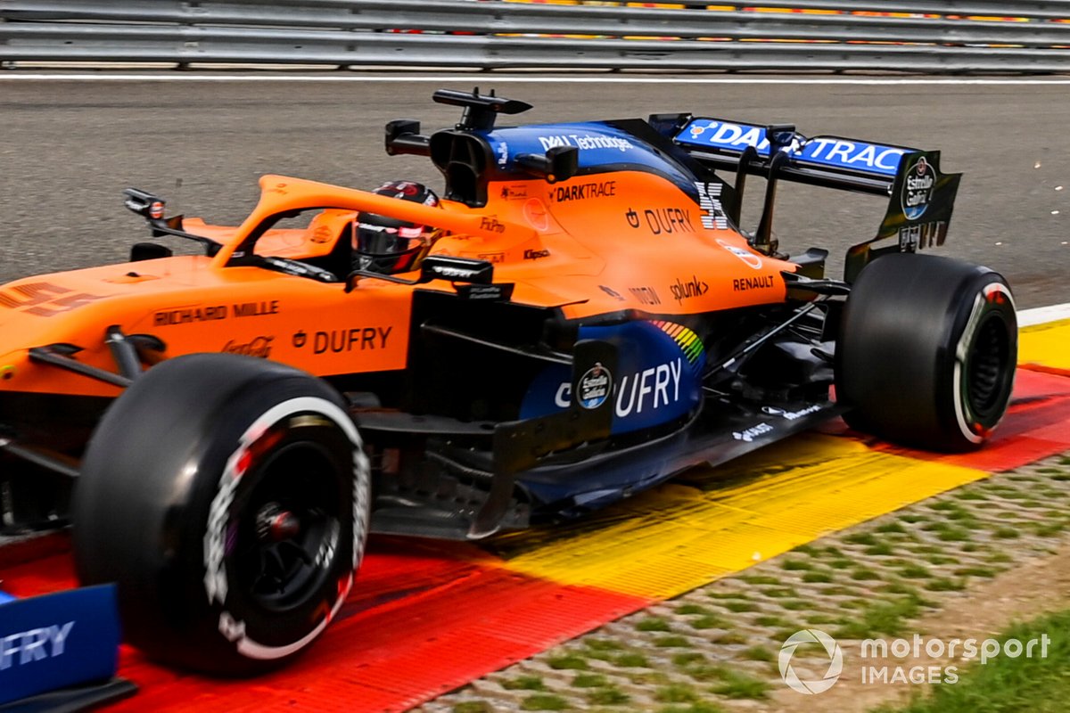 Carlos Sainz Jr., McLaren MCL35, con un piso especificación 2021.