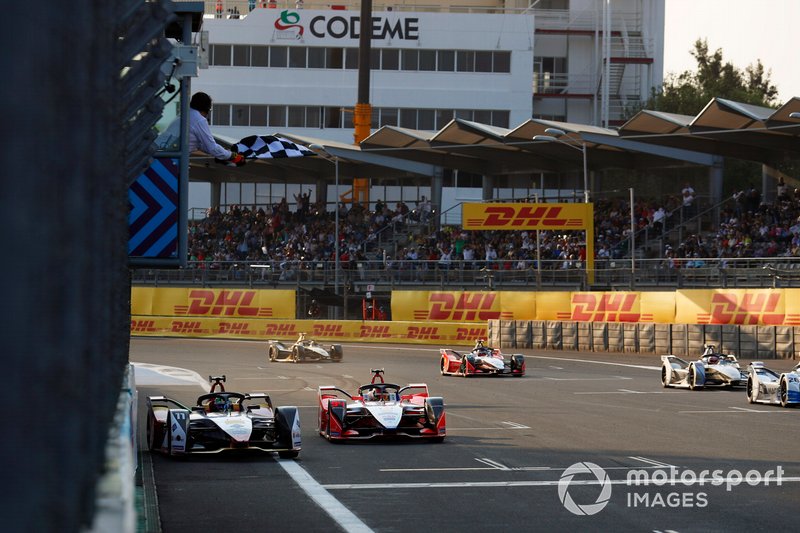 Lucas Di Grassi, Audi Sport ABT Schaeffler, Audi e-tron FE05, Pascal Wehrlein, Mahindra Racing, M5 Electro'yu geride bırakarak yarışı kazanıyor