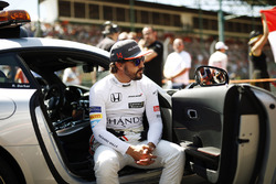 Фернандо Алонсо, McLaren, сидить у машині безпеки