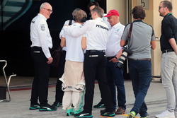 Nico Rosberg, Mercedes AMG F1 met Thomas Weber, bestuurslid Daimler AG; Niki Lauda en Toto Wolff