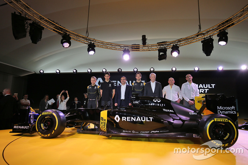 Презентация Renault перед сезоном-2016: гонщики Магнуссен, Окон и Палмер, большие боссы Карлос Гон и Жером Столл, руководители Вассер и Абитбуль. Сейчас из всей этой компании в Энстоуне остался всего один человек