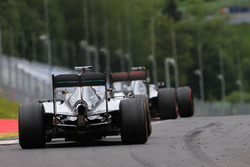 Ніко Росберг, Mercedes AMG F1 W07 Hybridпопереду Льюіса Хемілтона, Mercedes AMG F1 W07 Hybrid