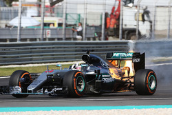 Льюіс Хемілтон, Mercedes AMG F1 W07 Hybrid сходить через відмову двигуна