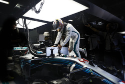 Lewis Hamilton, Mercedes AMG F1, sale sulla sua monoposto