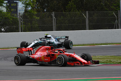 Sebastian Vettel, Ferrari SF71H voor Valtteri Bottas, Mercedes-AMG F1 W09