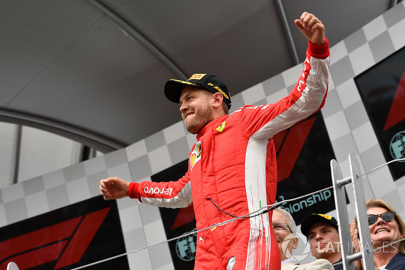 Il vincitore della gara Sebastian Vettel, Ferrari, festeggia sul podio