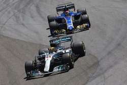 Льюис Хэмилтон, Mercedes AMG F1 W08, и Паскаль Верляйн, Sauber C36