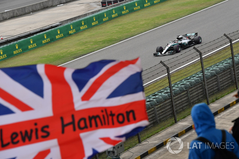 Lewis Hamilton, Mercedes-AMG F1 W09 EQ Power and Union flag
