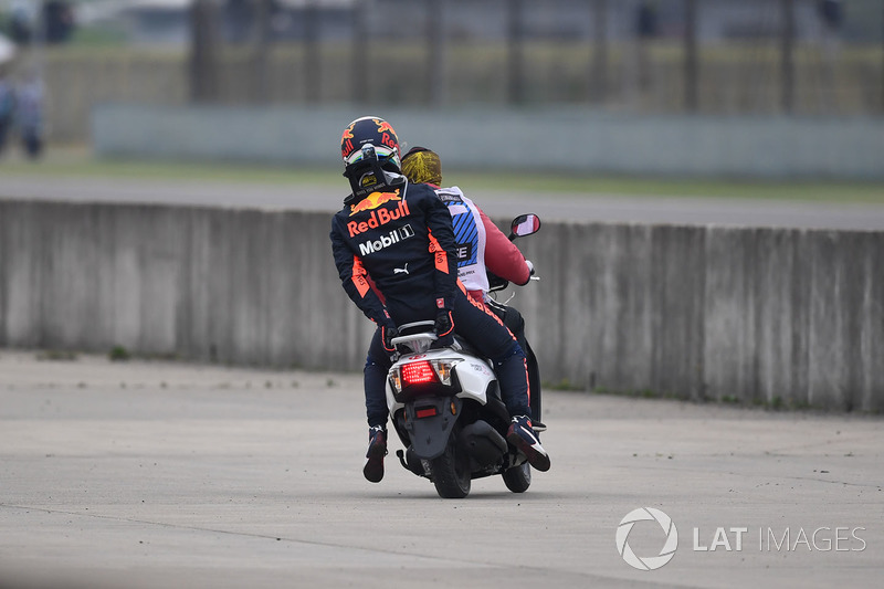 Даніель Ріккардо, Red Bull Racing, зупинився на трасі