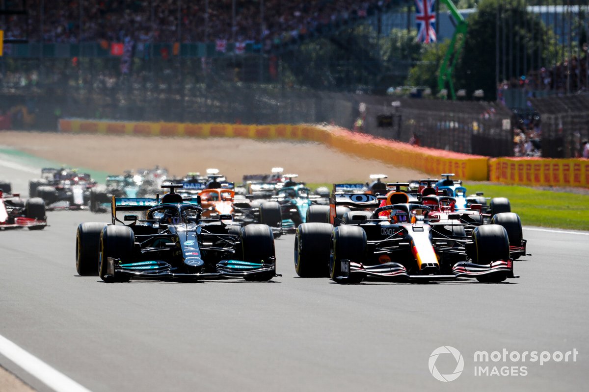 Max Verstappen, Red Bull Racing RB16B memimpin Lewis Hamilton, Mercedes W12 saat start
