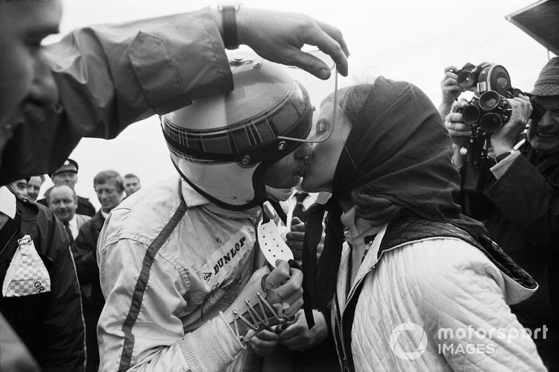 1. Jackie Stewart, Matra, mit Ehefrau Helen