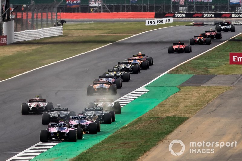 Romain Grosjean y Kevin Magnussen se tocan entre ellos. Detrás los dos Racing Point.