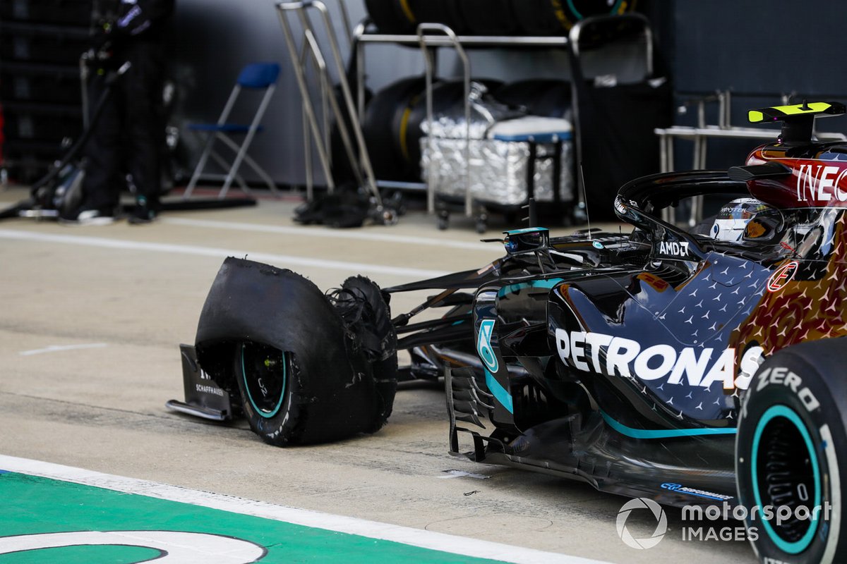 Валттери Боттас, Mercedes F1 W11 EQ Performance, едет на пит-стоп с проколом шины