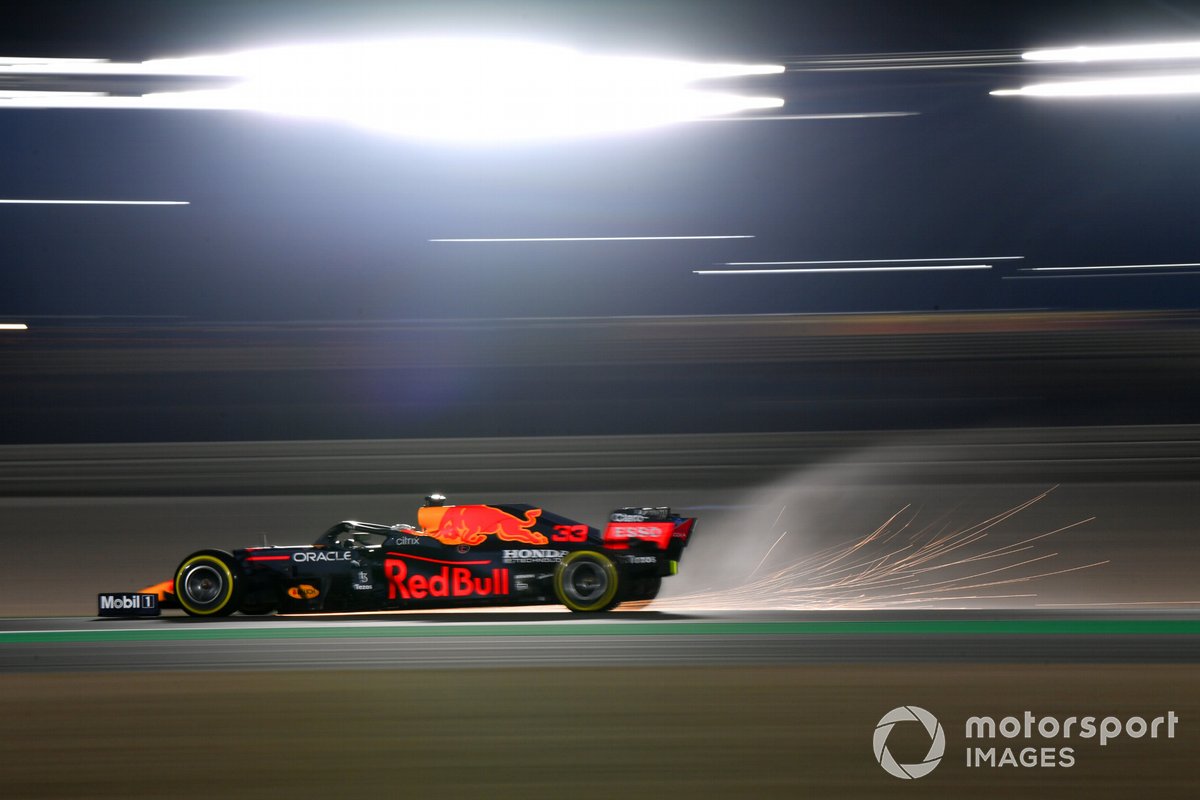 De vonken vliegen van Max Verstappen, Red Bull Racing RB16B