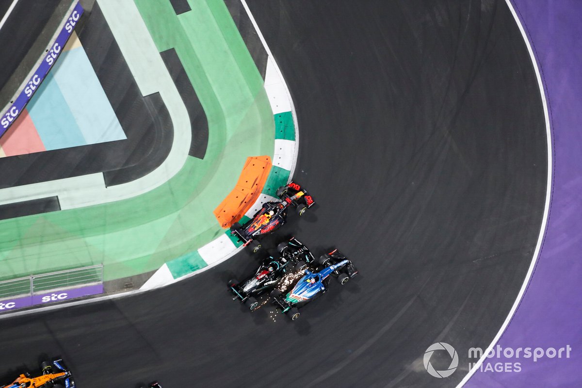 Max Verstappen, Red Bull Racing RB16B, Esteban Ocon, Alpine A521, y Lewis Hamilton, Mercedes W12