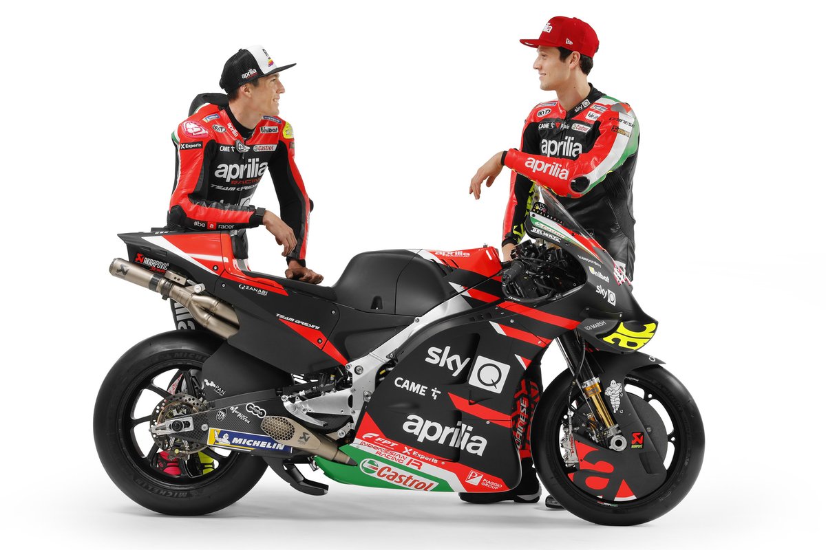 Aleix Espargaro (kiri) dan Lorenzo Savadori, memamerkan Aprilia RS-GP 2021 yang akan menjadi andalan Aprilia Racing Team Gresini di MotoGP 2021 mulai akhir bukan ini.