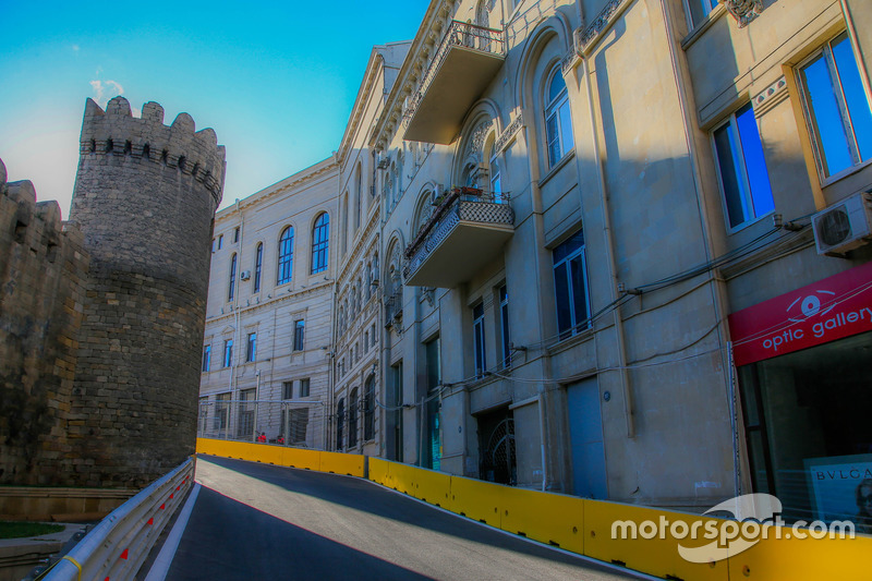 Baku, la curva 10 del circuito cittadino con il castello