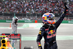 Max Verstappen, Red Bull Racing wuift naar het publiek in parc ferme