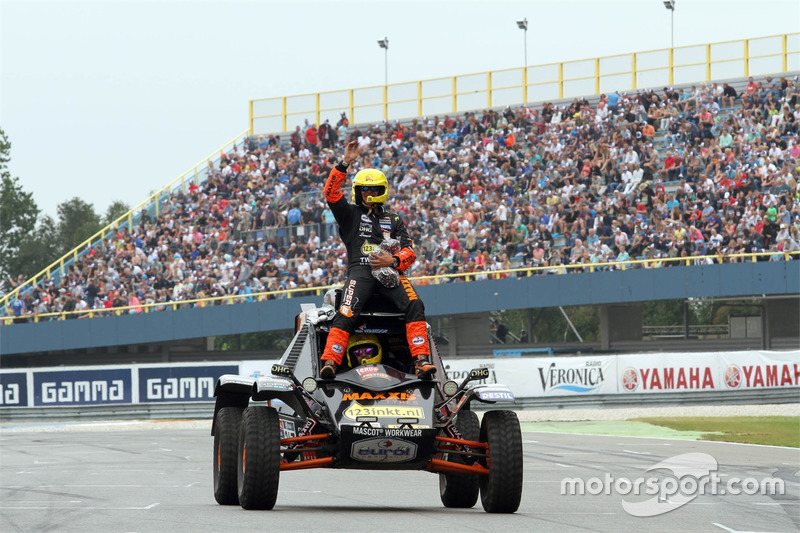 Tim Coronel geeft demonstratie met de Dakar Buggy