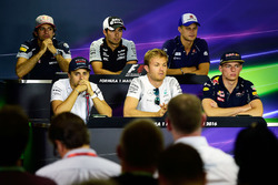 FIA-Pressekonferenz: Carlos Sainz Jr., Scuderia Toro Rosso; Sergio Perez, Sahara Force India F1; Mar