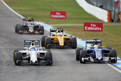 Zweikampf: Felipe Massa, Williams FW38; Marcus Ericsson, Sauber C35