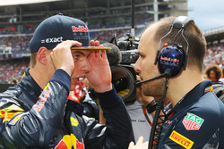 Max Verstappen, Red Bull Racing with Gianpiero Lambiase, Red Bull Racing Engineer on the grid