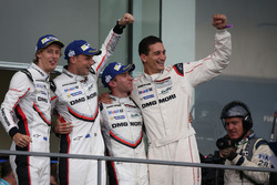 Подіум: переможці #2 Porsche Team Porsche 919 Hybrid: Тімо Бернхард, Ерл Бембер, Брендон Хартлі