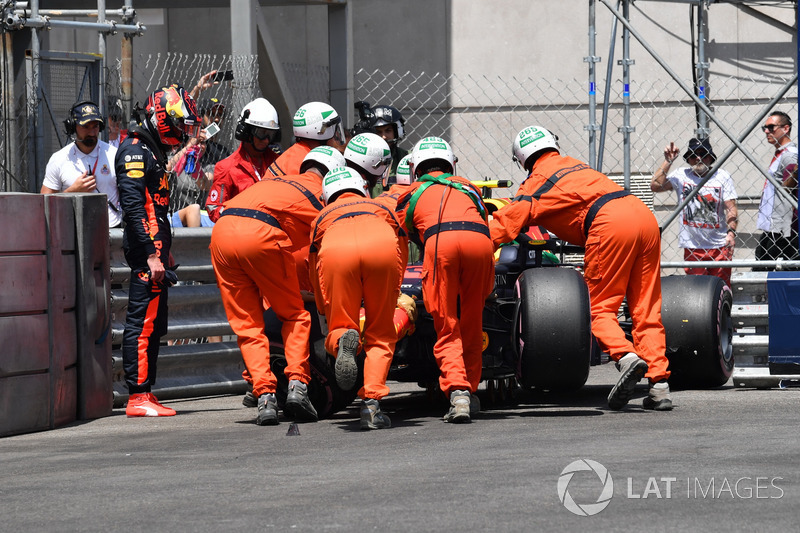 Kaza sonrası Max Verstappen, Red Bull Racing RB14