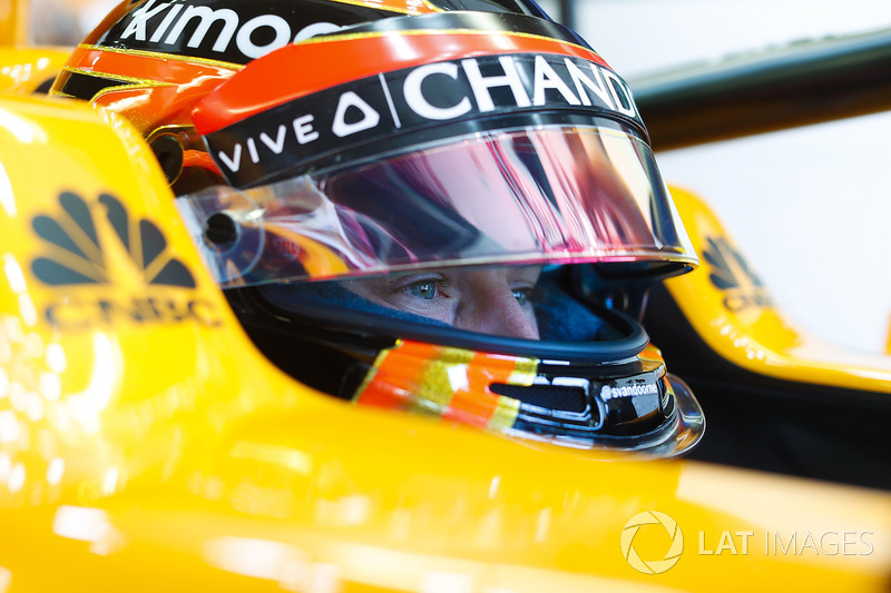 Stoffel Vandoorne, McLaren, bersiap di dalam kokpit