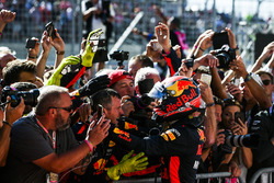Max Verstappen, Red Bull, viert feest met zijn team in Parc Ferme