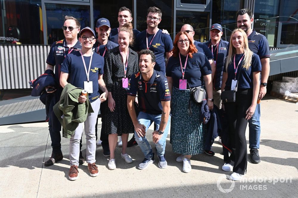 Daniel Ricciardo posa con los invitados de Red Bull este fin de semana en Silverstone.