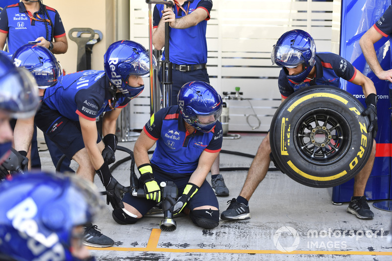 Les mécaniciens Scuderia Toro Rosso s'entraînent aux pitstops