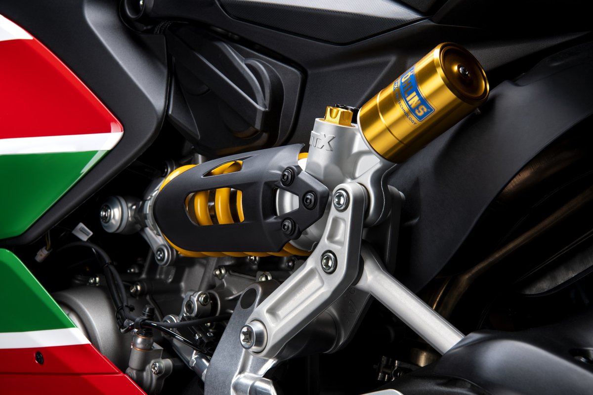 Ducati Panigale V2 Bayliss menggunakan Ohlins TTX36 untuk peredam kejut belakang.